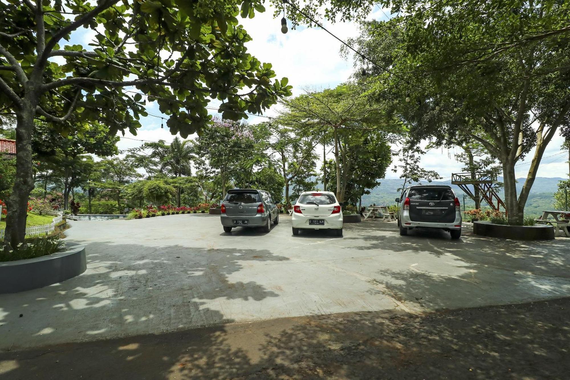 Oyo Homes 90956 Desa Wisata Guranteng Pendjalu Exterior photo